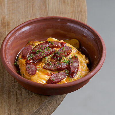 Скрембл, копченые колбаски, жареный картофель в Saray по цене 900 ₽