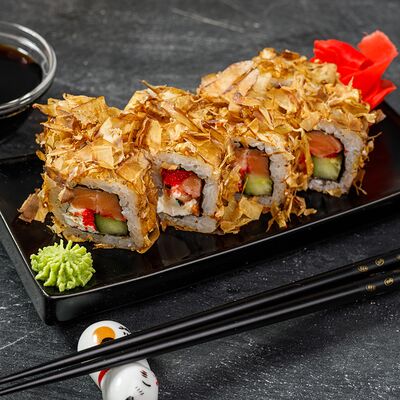 Ролл фирменный Бонито с лососем в Sushi Pizza Top по цене 579 ₽