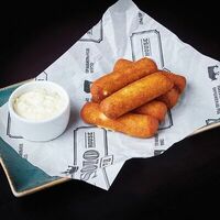 Сырные палочки с соусом блю чиз в Сохо