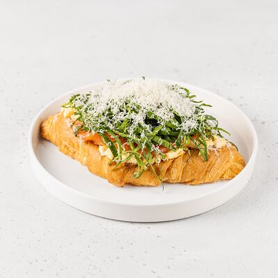 Круассан с лососем, скрэмблом и пармезаном в АндерСон по цене 830 ₽