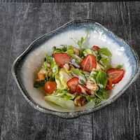 Салат с креветками, авокадо и сушеной клубникой в DuderHoff