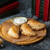 Корнуэльские пирожки с картофелем и шпинатом в McKey Pub & Restauraunt