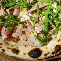 Пицца с мортаделлой, страчателлой и песто в Gino Cafe