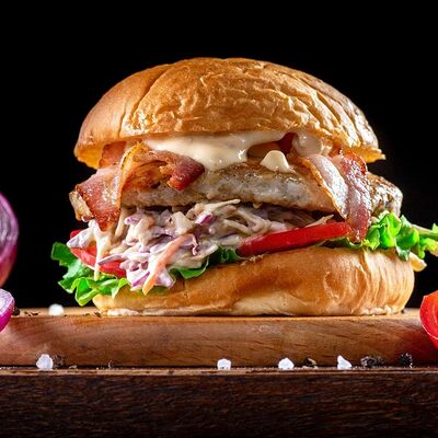 Бургер с курицей и салатом коул слоу в Mesto Burger по цене 239