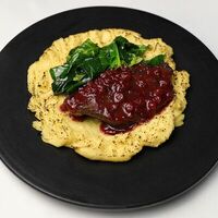 Телячьи щечки с брусничным соусом и миндальным пюре в Академия Еды