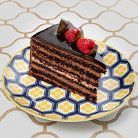 Шоколадный торт с малиной в Maroon