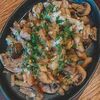 Сковородочка со свиной вырезкой и овощами в сливочно-грибном соусе в Соль & Перец по цене 567