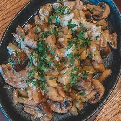 Сковородочка со свиной вырезкой и овощами в сливочно-грибном соусе в Соль & Перец по цене 567 ₽