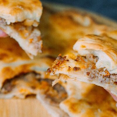Пирог с мясом и капустой в Дай три по цене 709 ₽