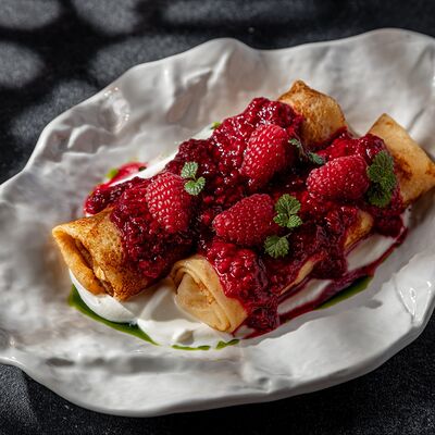 Блинчики со сметаной и малиной в Everest continental по цене 1000 ₽