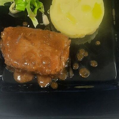 Томленая говядина в соусе Деми Глас с картофельным пюре в Карасёвня по цене 444 ₽