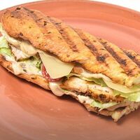 Сэндвич Цезарь с курицей в Home Macaron Expo