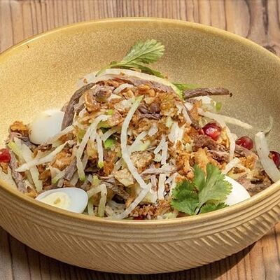 Салат со сладкой редькой и говядиной в Хочу Пури по цене 520 ₽