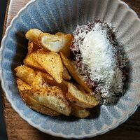 Тартар из говядины с трюфельным соусом и картофельными дольками в More More