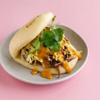 Бао с томленой говядиной и соусом карри в Bao Mochi