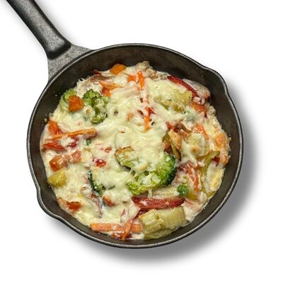 Филе бедра с овощами в сливочном соусе в Semechka по цене 715 ₽