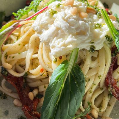 Лапша Удон со Страчателлой, вялеными томатами и соусом Песто в ресторан 