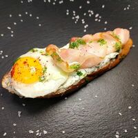 Брускетта с беконом и перепелиным яйцом в Лавр