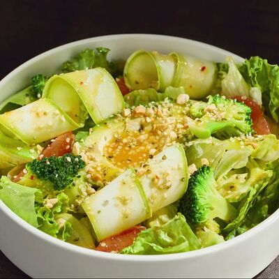 Большой зелёный салат с авокадо и тропическим соусом в Гастробар DOM по цене 750