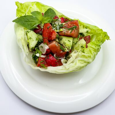Салат овощной в листе айсберга в Собрание по цене 545 ₽