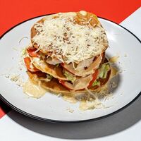 Панкейки с курицей и соусом цезарь в Yolo