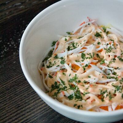 Слоеный салат со снежным крабом в Гости, бистро по цене 270 ₽