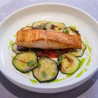 Лосось на гриле с цуккини и томатами в Special