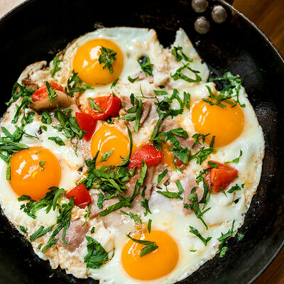 Яичница с тамбовским окороком и томатами в Сыроварня по цене 550