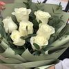 7 белоснежных роз в оформлении в FLORISTICA по цене 2400