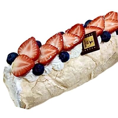 Рулет меренговый с клубникой и абрикосом в Леди Мармелад по цене 1900 ₽