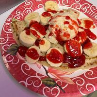 Блинчик с топпингом, мороженым и бананом в BRandICE