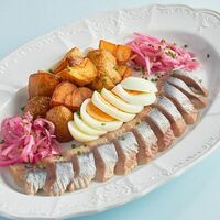 Сельдь с молодым картофелем, маринованным луком и яйцом в БульВар