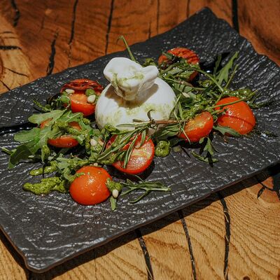Буррата с томатами конфи и хлопьями морской соли в Rekki Pizza & Cocktail Bar по цене 1490 ₽