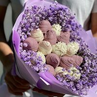 Букет клубники в шоколаде с живыми цветами гипсофилы White purple в Sweetness