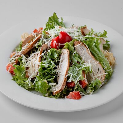 Салат Цезарь с курицей в Черная Кошка по цене 609 ₽