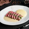 Говяжья вырезка с пюре из печеного картофеля и перечным соусом в Дикий улов по цене 1350