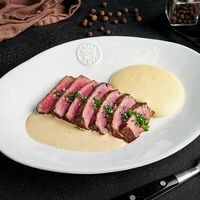 Говяжья вырезка с пюре из печеного картофеля и перечным соусом в Дикий улов