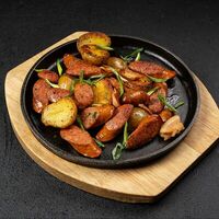 Сковородка с колбасками в SB Burgers