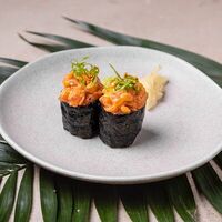 Острый лосось в Yoki Cafe