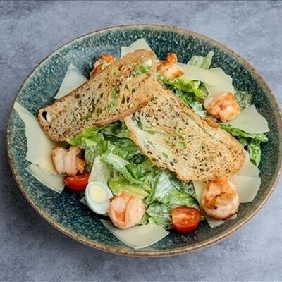 Салат Цезарь с креветками в Dolce casa по цене 860 ₽