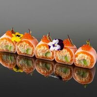 Сашими ролл с лососем и острым крабом в OUGI