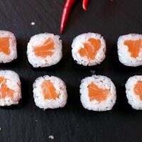 Ролл с лососем в Myata Sushi