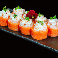 Ролл с лососем и трюфельной креветкой в SUSHIлка