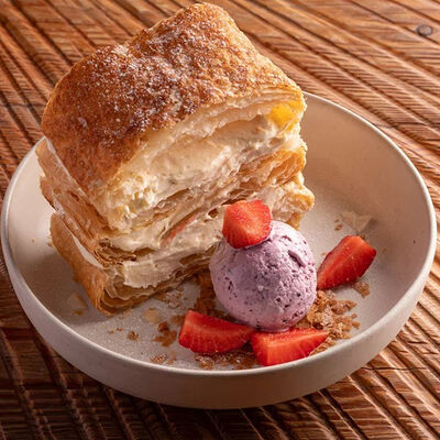 Мильфей с ванильным кремом и клубникой в Горыныч по цене 940 ₽