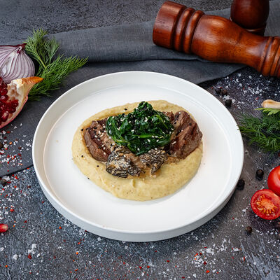 Медальон из говяжьей вырезки, пюре из трюфеля в КРЫША по цене 1790 ₽