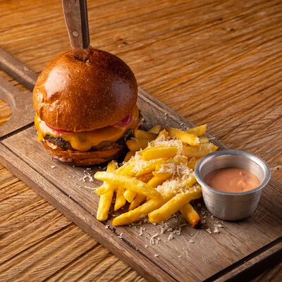 Бургер из мраморной говядины с трюфельным фри в Горыныч по цене 1040 ₽