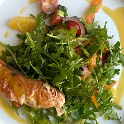 Теплый лосось, апельсин, киви, соус маракуйя в Crystal по цене 880 ₽