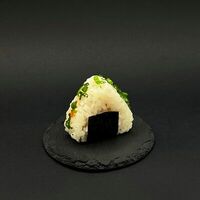 Онигири с лососем в Bibik Sushi