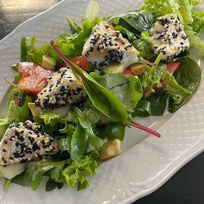 Салат с авокадо и сыром бри в Акватория по цене 745 ₽