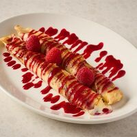 Блинчики с малиновым соусом и маскарпоне в Macadamia кафе